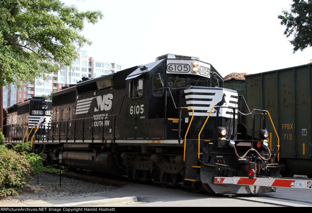 NS 6105 leads train E25 at Southern Junction